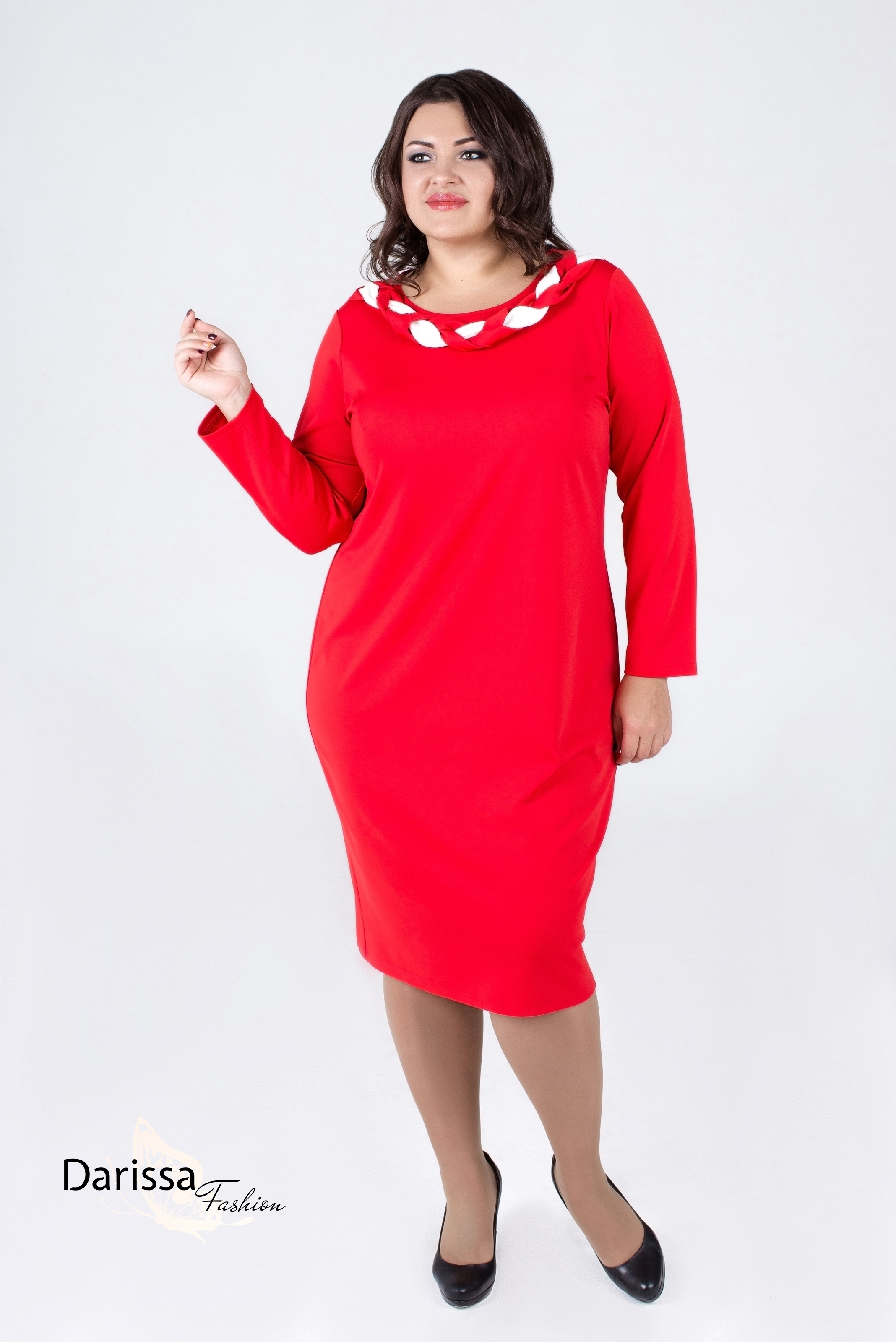 Приталенное платье с декоративной косичкой на горловине, красное
