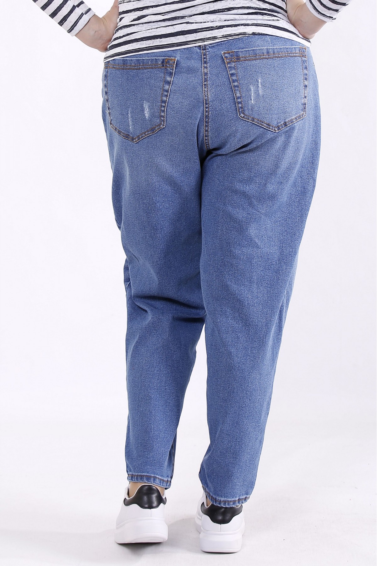 Свободные голубые джинсы, зауженные к низу 56-74