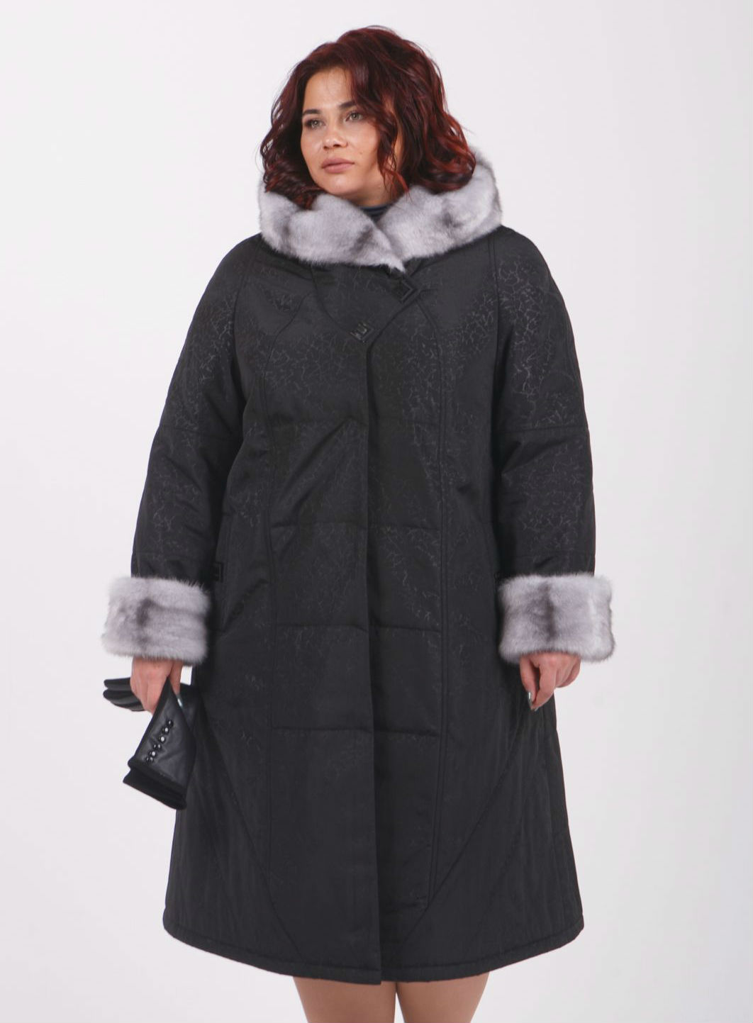 Зимнее пальто с отделкой искусственным мехом, черное
