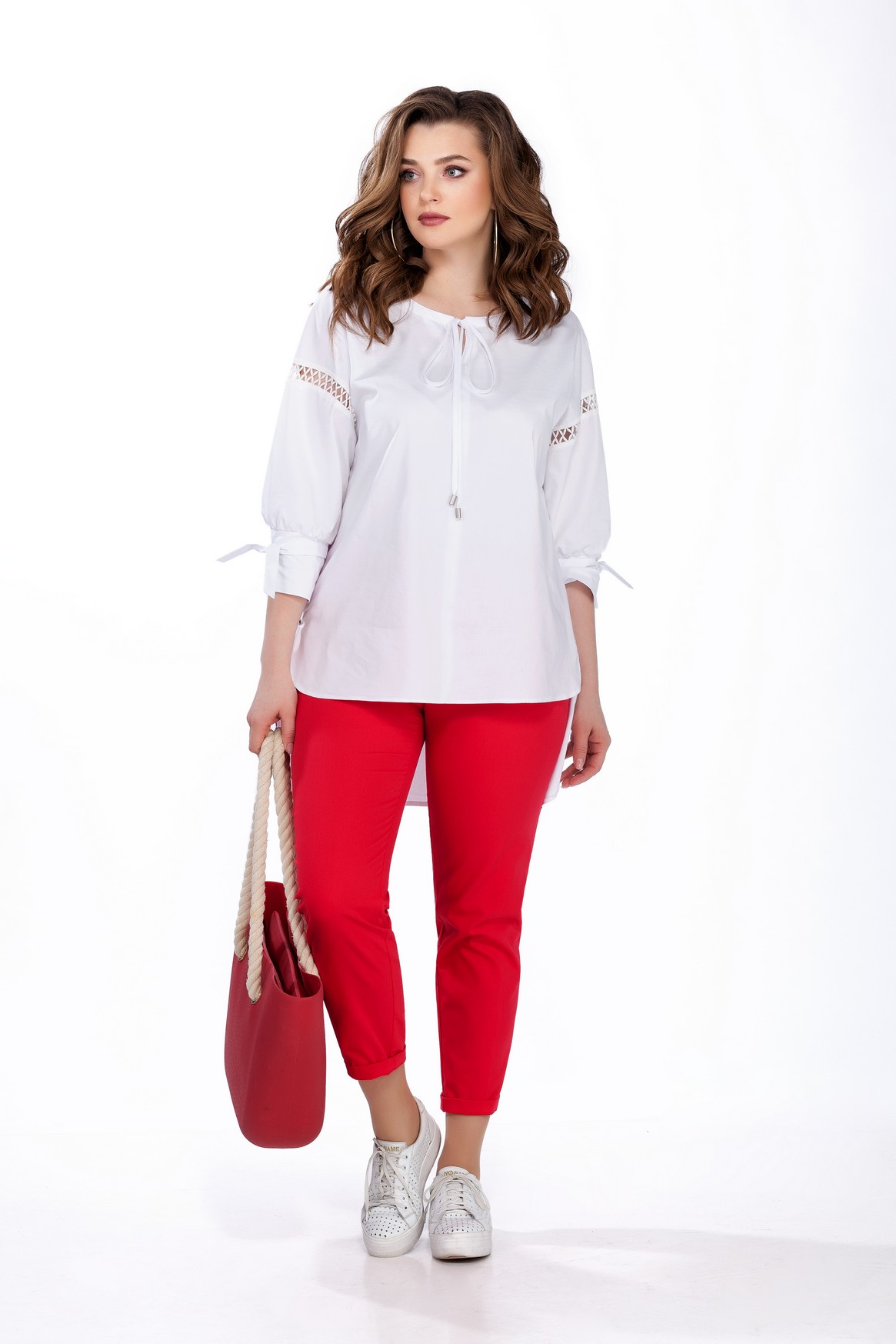 Комплект из красных брюк и белой блузы с декором на рукаве