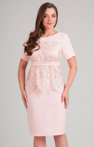 Нежно-розовое платье, декорированное кружевом