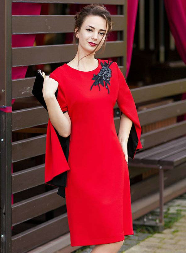 Платье с разрезным рукавом и декором на спинке, красное