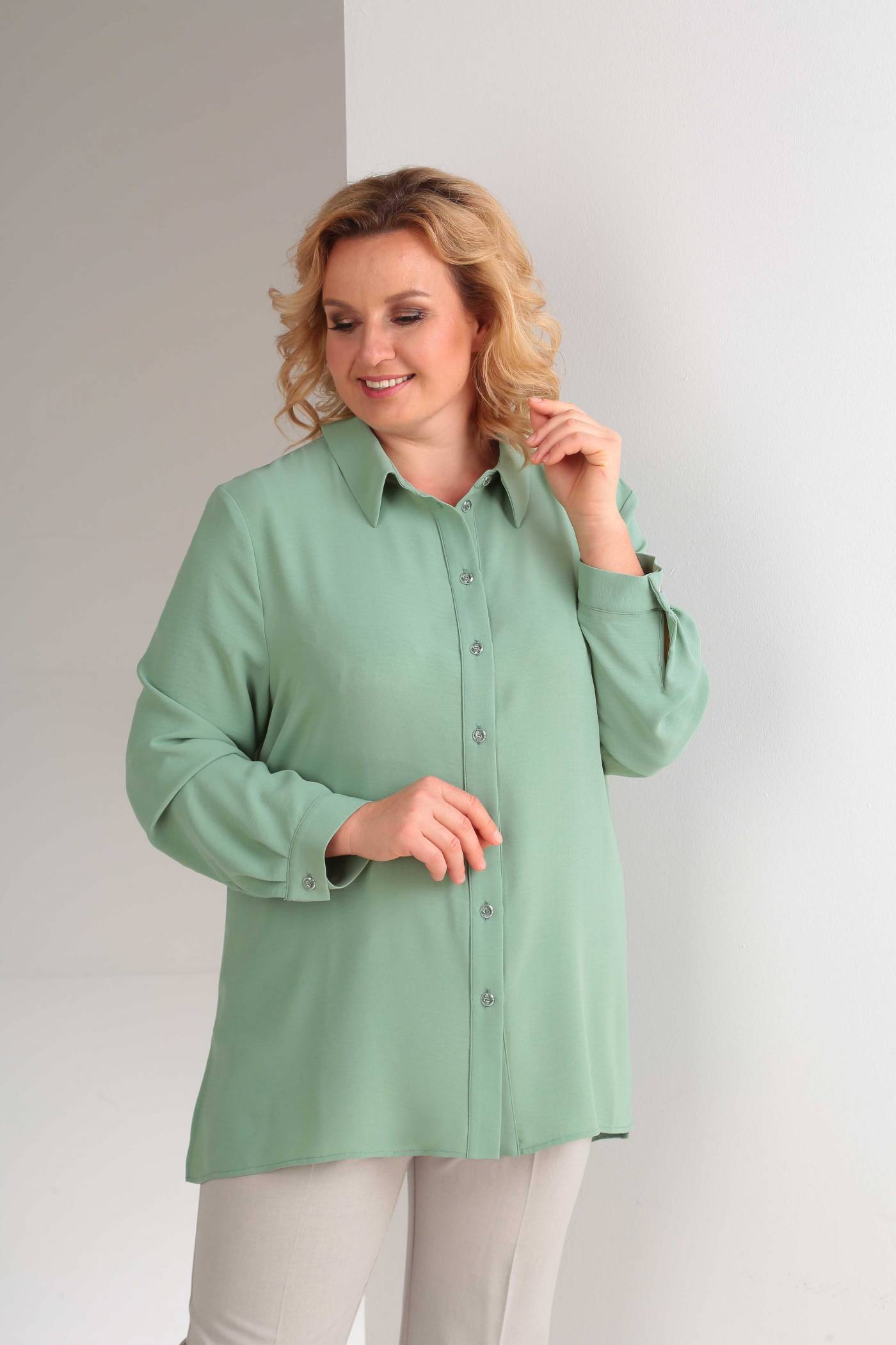 Легкая блуза с разрезом и бантом на спинке, зеленая