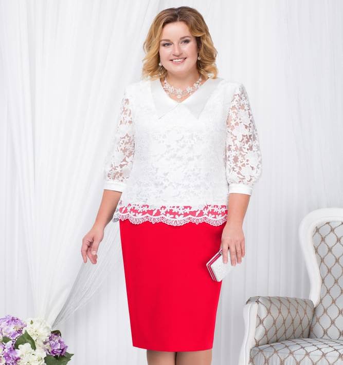 Комплект из красной юбки и белой кружевной блузы