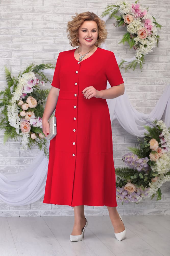 Длинное платье с расширенной юбкой, красное