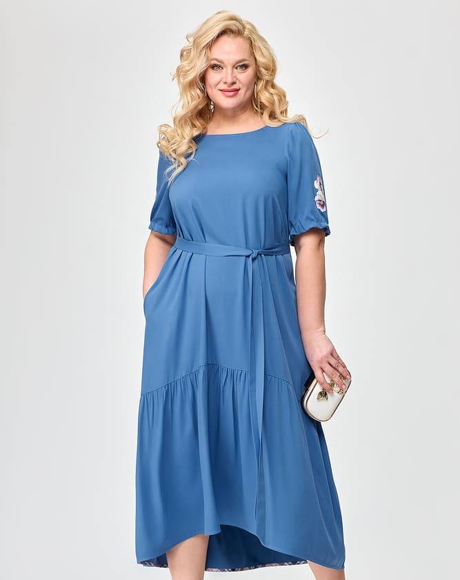 Длинное платье с поясом и аппликацией на рукаве, сине-голубое