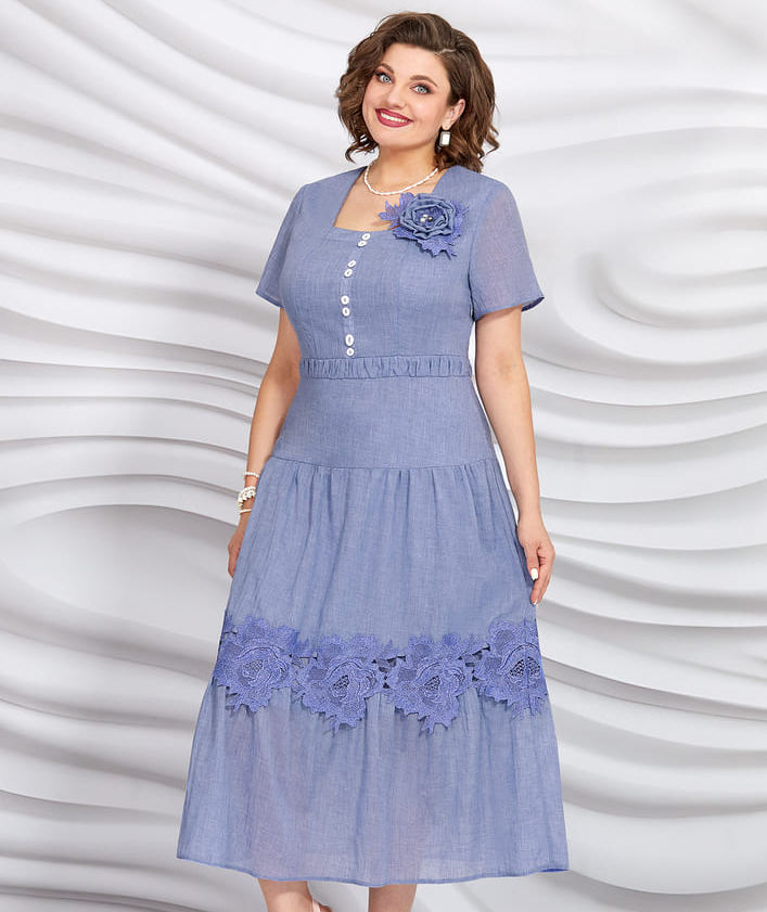 Легкое приталенное платье с кружевом и цветком, синее