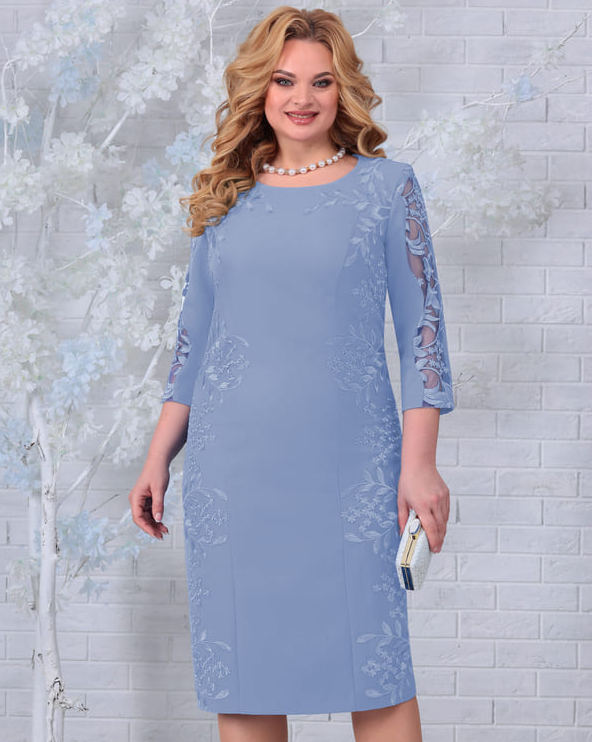 Приталенное платье с нашивным гипюром, голубое