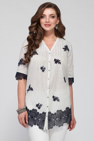 Светлая блуза с контрастным шитьем