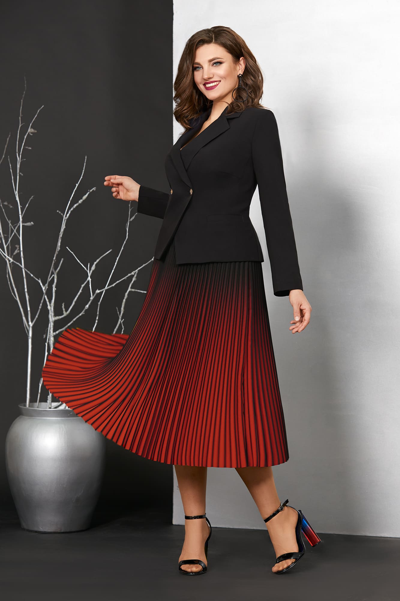 Комплект из жакета и плиссированной юбки с красным оттенком, черный