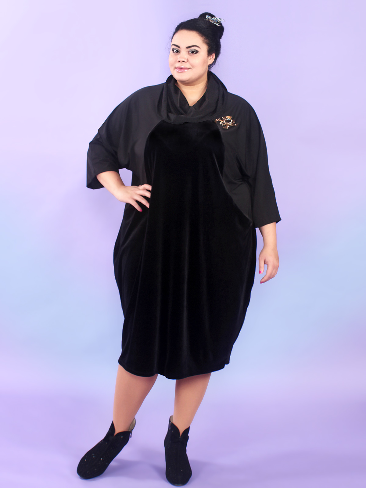 Комбинированное платье с воротником-хомут и брошью, черное