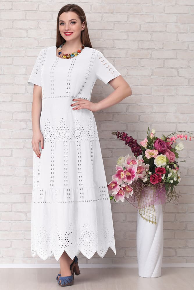 Белое летнее платье в пол с шитьем