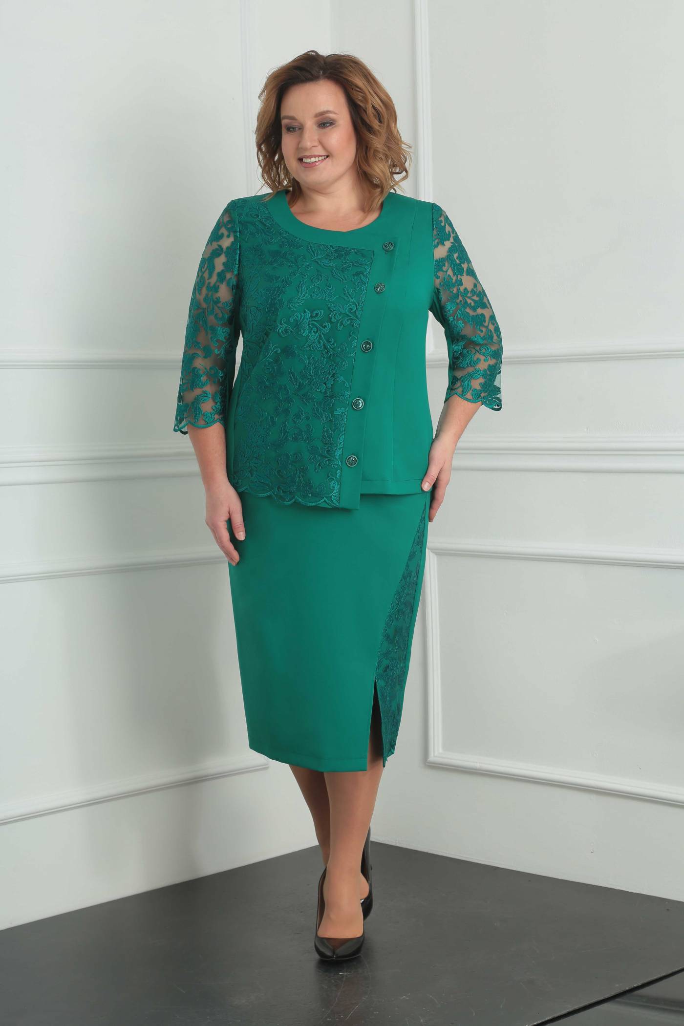 Комплект из юбки и асимметричного жакета с гипюром, зеленый