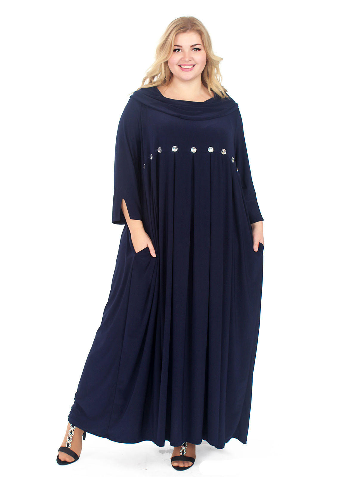 Свободное платье с воротником-хомут и крупными стразами, синее