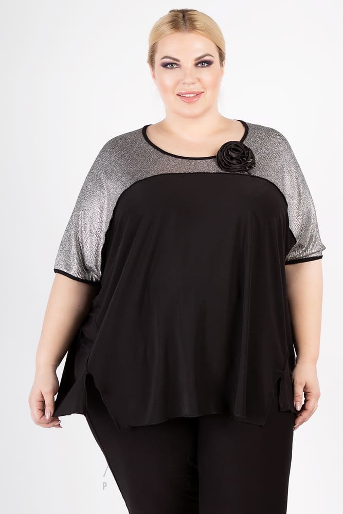 Расклешенная блузка с декоративным цветком, черная