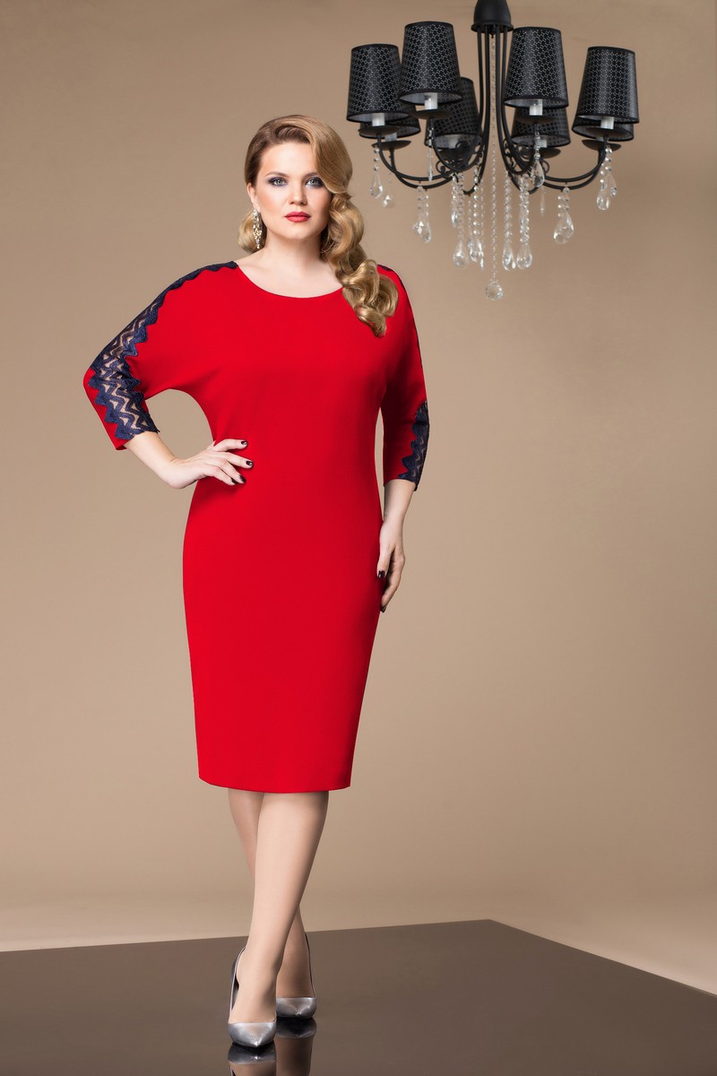 Приталенное платье с итальянским кружевом на рукавах, красное