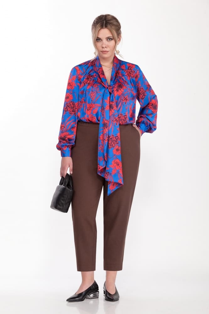 Комплект из классических брюк и блузки, коричневый с синим