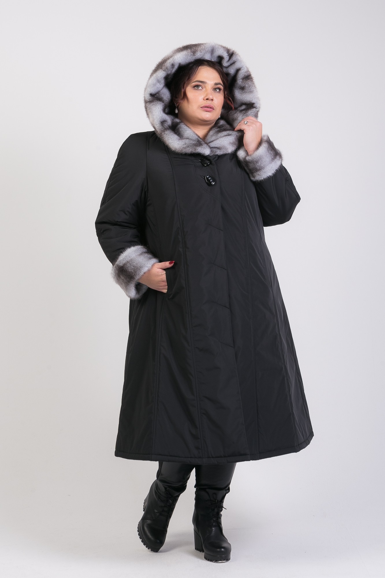 Длинное пальто-трапеция с отделкой эко-мехом под норку, черное