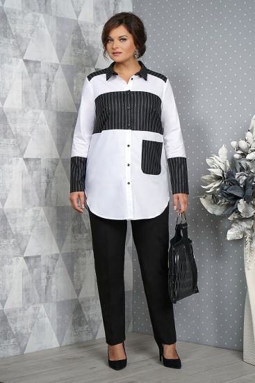 Комплект из классических брюк и черно-белой блузы с воротником-стойкой