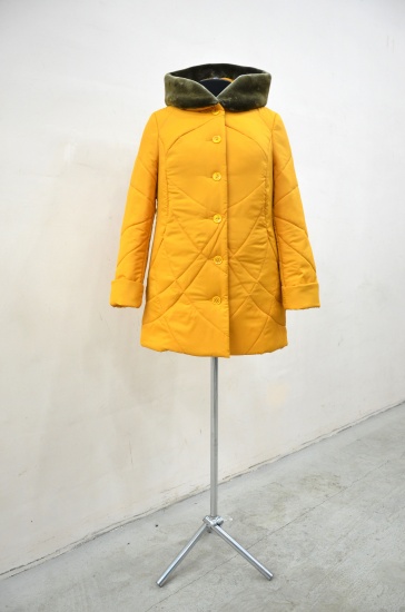 Зимняя куртка с эко-мехом на капюшоне, горчица
