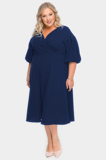 Приталенное платье с драпировкой на лифе, темно-синее