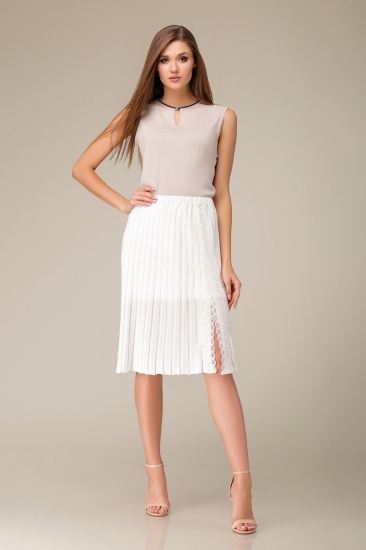 Белая юбка с кружевом на разрезе