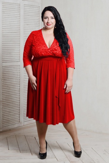 Приталенное платье с кружевным лифом и длинным поясом, красное