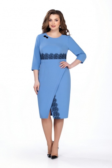 Платье со втачным поясом, декорированным кружевом, голубое