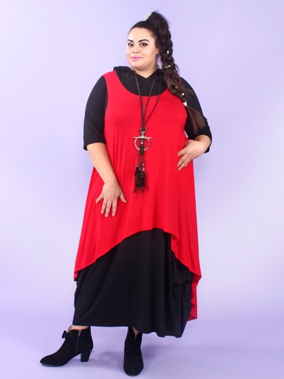Комплект из красного сарафана и платья с драпировками и капюшоном