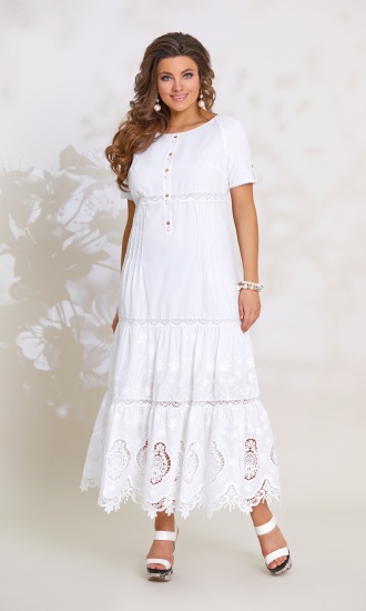 Длинное белое платье, декорированное кружевом