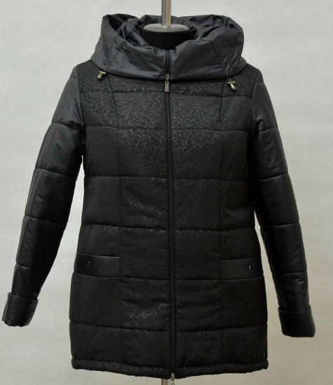 Зимняя чёрная куртка на молнии с капюшоном