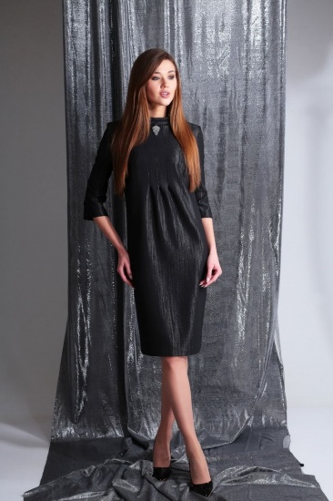 Платье с декоративными складками и брошью, черное
