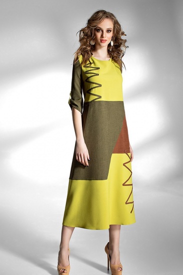 Длинное платье с асимметричными подрезами и декором, горчица