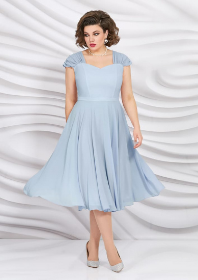 Расклешенное шифоновое платье с драпировкой на плечах, голубое
