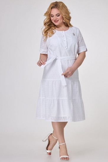 Платье из шитья с поясом, белое