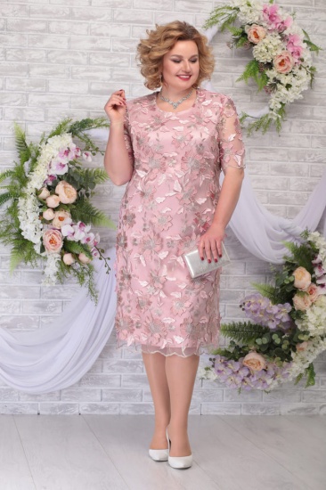 Атласное платье с цветочным гипюром, пудра