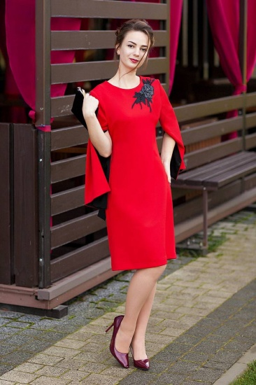 Платье с разрезным рукавом и декором на спинке, красное