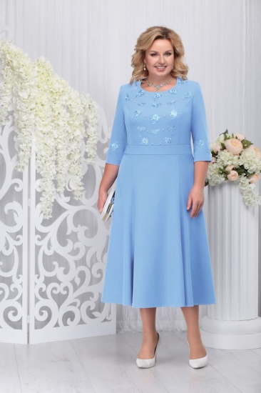 Платье с широким поясом и оригинальной аппликацией, голубое