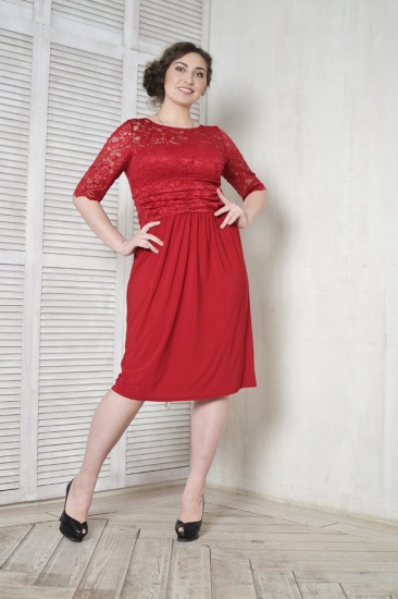 Платье с французским кружевом и драпировкой, красное