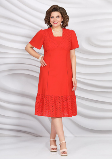 Легкое приталенное платье с кружевом и поясом, красное