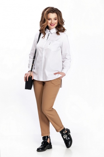 Комплект из бежевых брюк и белой блузы