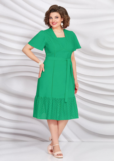 Легкое приталенное платье с кружевом и поясом, зеленое