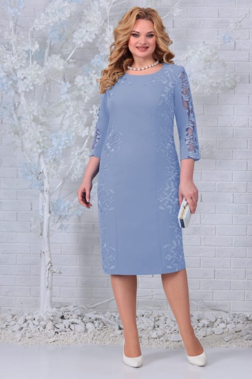 Приталенное платье с нашивным гипюром, голубое