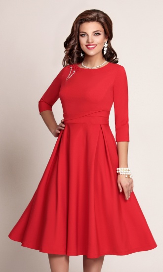 Платье с расклешенной юбкой и оригинальной спинкой, красное