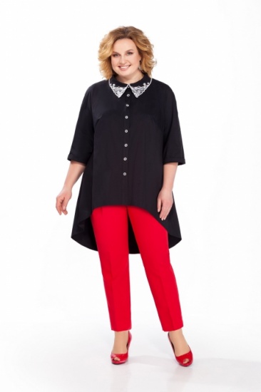 Комплект из красных классических брюк и чёрной свободной блузой