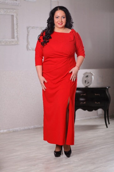 Длинное платье с высоким разрезом и декором, красное