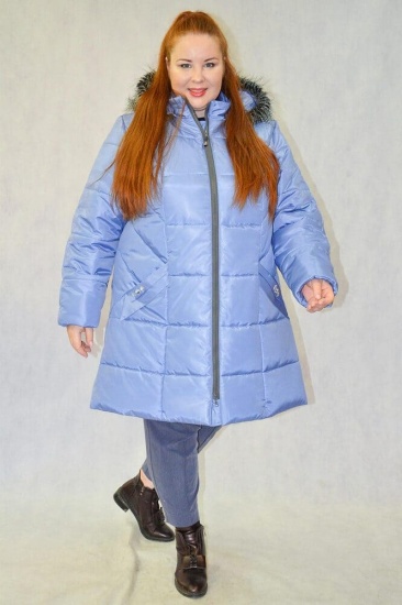 Зимняя куртка с меховой опушкой и украшением на кармане, голубая