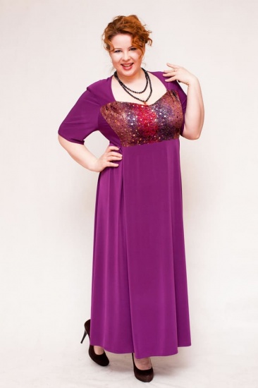 Фиолетовое вечернее платье с украшением по лифу