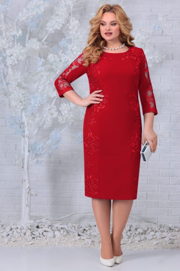Приталенное платье с нашивным гипюром, красное
