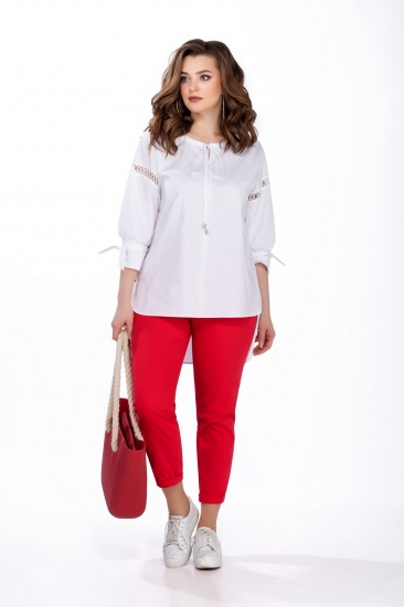 Комплект из красных брюк и белой блузы с декором на рукаве